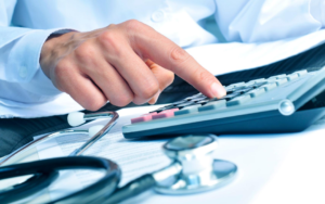 Medico che fa calcoli
